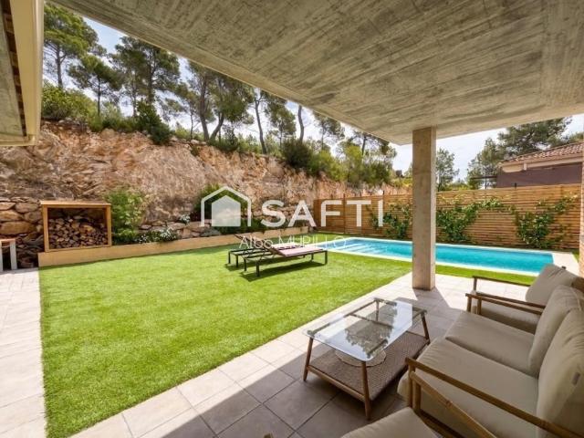 Espectacular chalet unifamiliar con piscina, jardín y vistas a la montaña a 15 minutos de las playas de Sitges