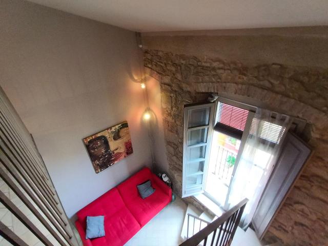 Precioso duplex con encanto en edificio historico de piedra, totalmete renovado, en el centro de Calonge