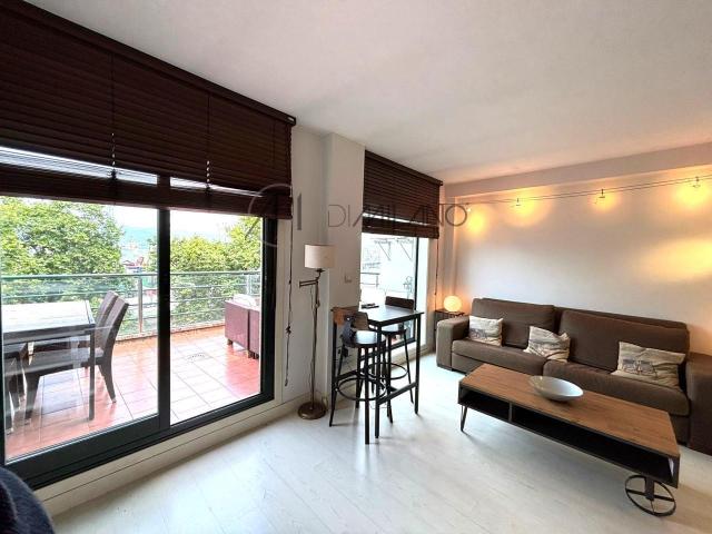 Precioso dúplex con garaje, terraza y vistas al mar