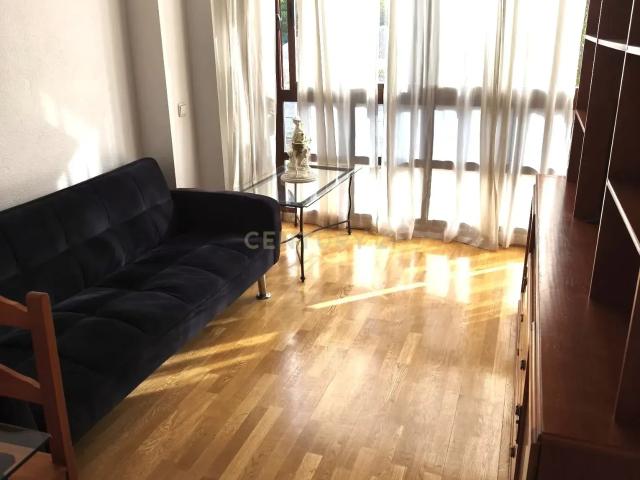 Precioso piso en zona en expansión de Madrid — Inversión segura y calidad de vida. Descubre este encantador piso en una de las áreas con mayor proyección de Madrid. Su licencia de apartamento turístico lo convierte en una oportunidad excepcional tanto para quienes buscan rentabilidad desde el primer día como para quienes desean vivir en un entorno tranquilo, bien comunicado y rodeado de servicios