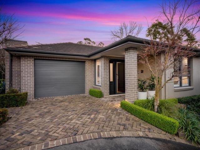 Precision built over 55's 'Eaton' villa exclusive single level on large lot