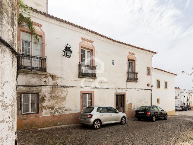 Prédio c/ Duas Moradias T3 e 426 m² de Área Exterior no Centro Histórico de Évora