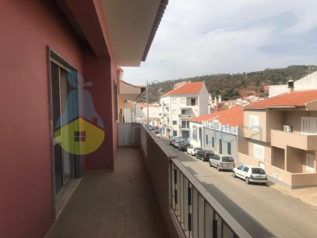PRÉDIO MISTO COM AMPLO APARTAMENTO T3 E LOJA COMERCIAL NO CENTRO DE MESSINES