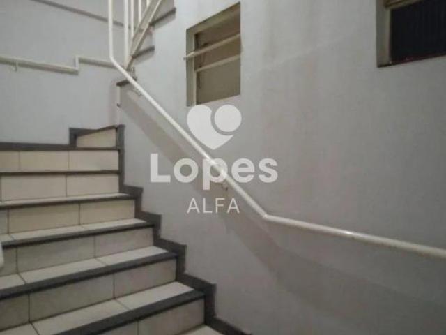 Prédio com dois apartamentos, ponto comercial e terraço com capacidade para expansão de mais dois an