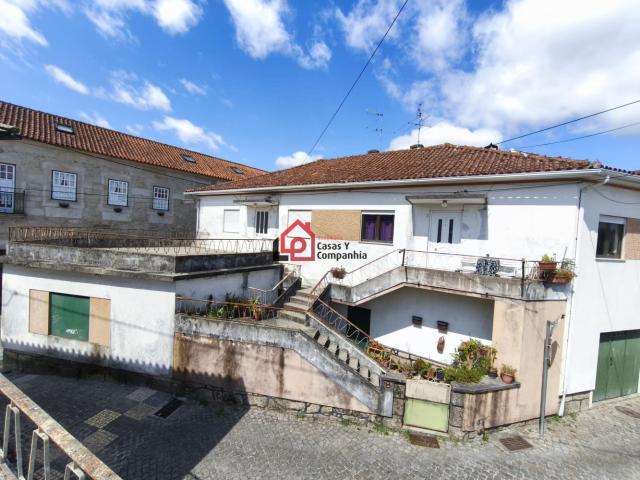 Prédio com dois apartamentos