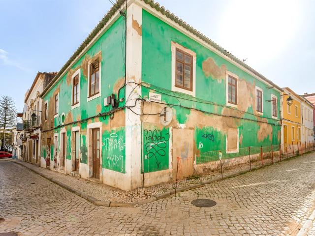 Prédio com doze quartos e três lojas em Portimão 427m² Portimão