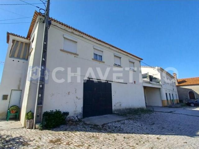 Prédio com habitação, armazém, e logradouro a 3 minutos de T. 577m² Da madalena e samaiões
