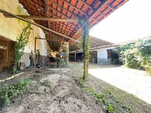 Prédio com habitação e comercio e armazém Anadia