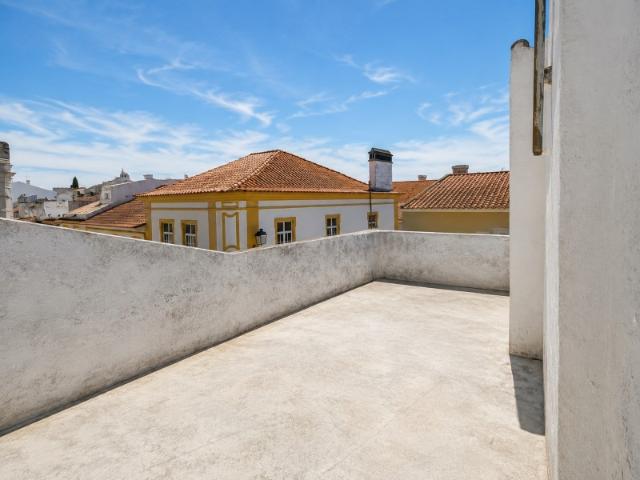 Prédio com Terraço e Vista Campo no Centro de Alter do Chão Para Reabilitar