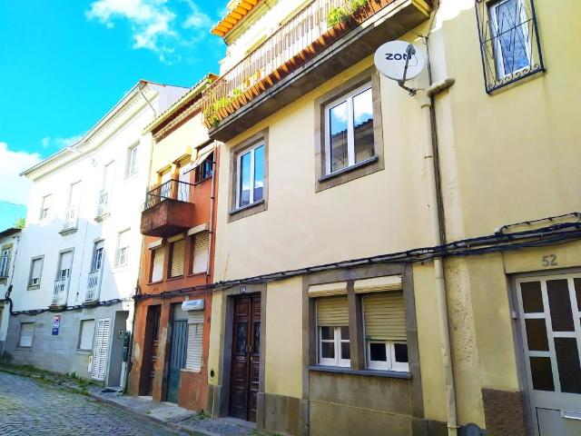 Prédio, com três apartamentos, no centro do Fundão, Castelo. 0m² Fundão