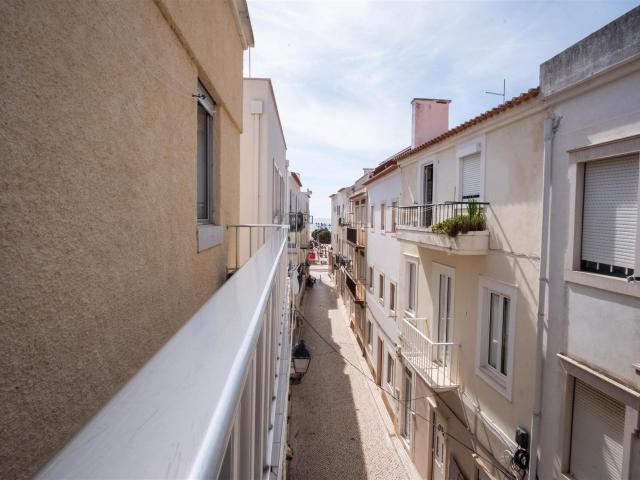 Prédio com uma localização bem no centro da Nazaré e pertís. 126m² Nazaré