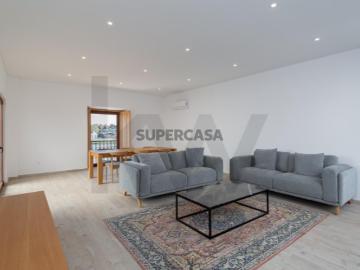 Moradia com Vista Rio em Alcácer do Sal Constituída por Apartamento T3, Restaurante e Garagem