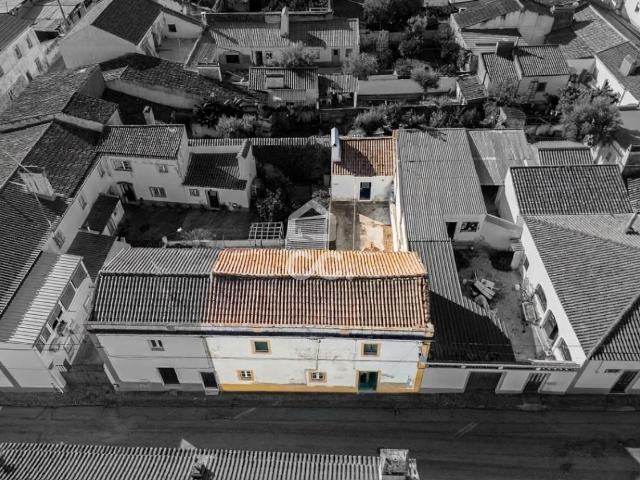 Prédio com 195 m2 de área coberta composto de Moradia, Arrumos e Quintal | Azaruja Évora