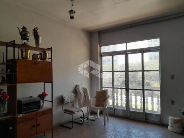 Prédio com 2 andares, térreo com 2 lojas e 1 andar 2 apartamentos na Av Cavalhada