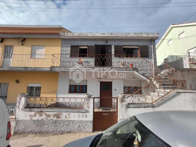 Prédio com 2 apartamentos T3 no centro de Figueira de Castelo Rodrigo