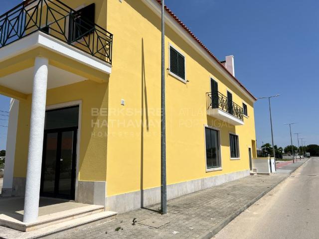 Prédio com 2 frações autónomas, Comércio e habitação 326m² Foros De Salvaterra