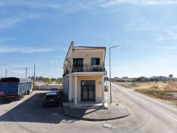 Prédio com 2 frações autónomas, Comércio e habitação