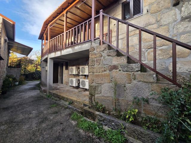 Prédio com 3 habitações para rentabilizar em Ancede, Baião