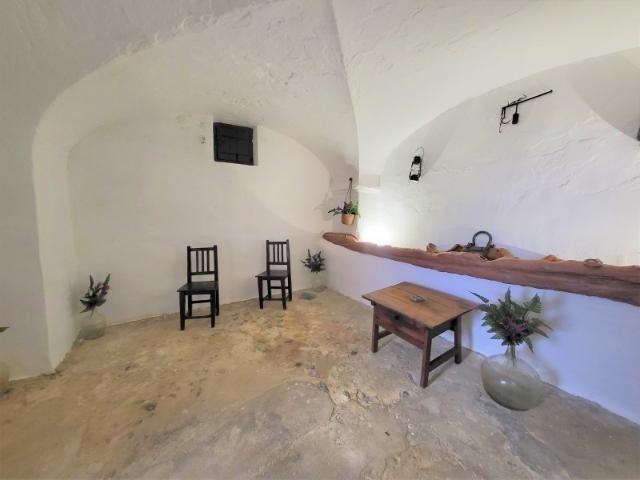 Prédio com 3 pisos, muito perto de Estremoz