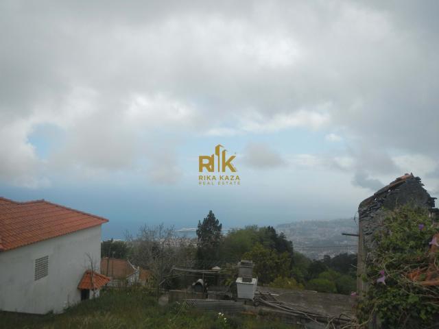 Prédio com 3 Ruínas no Monte