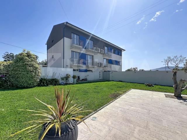 Seixas Prédio com 4 apartamentos, garagens fechadas, piscina e jardim