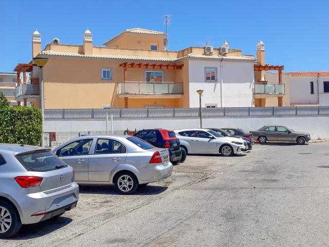 Prédio com 6 apartamentos a 600 metros da praia da Oura 400m² Albufeira e Olhos de Água