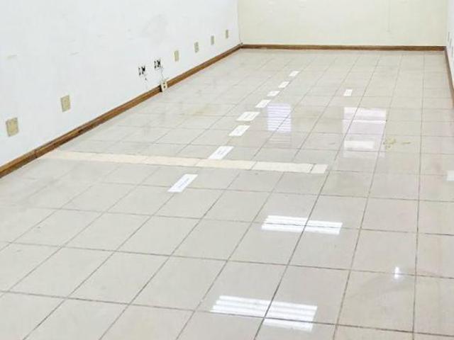 Prédio comercial com 239m²