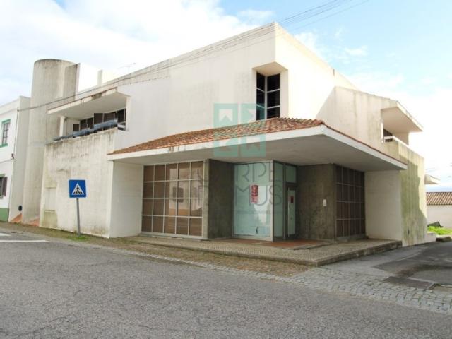 Edifício comercial e serviços, frente N2, em Alcáçovas, Évora