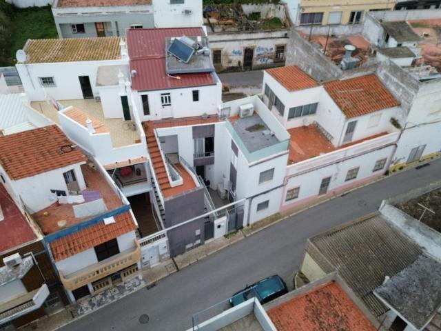 Prédio composto por dois apartamentos T2+1 e um apartamento. 180m² Loulé São Clemente