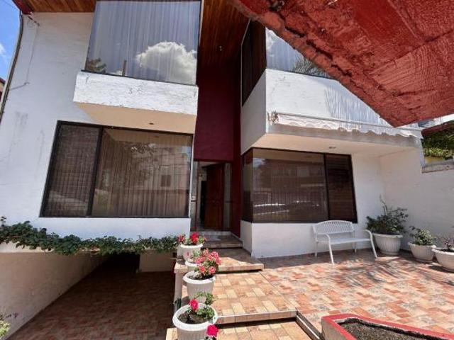 Predio con dos casas, en Satélite, excelente distribución
