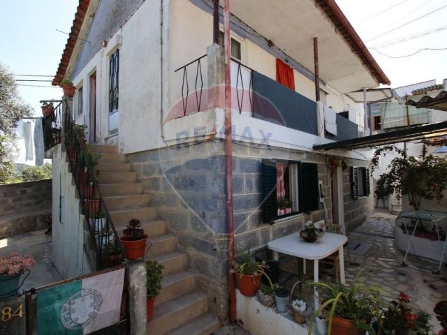 Prédio constituído por quatro andares moradia T1 0m² Mesão Frio