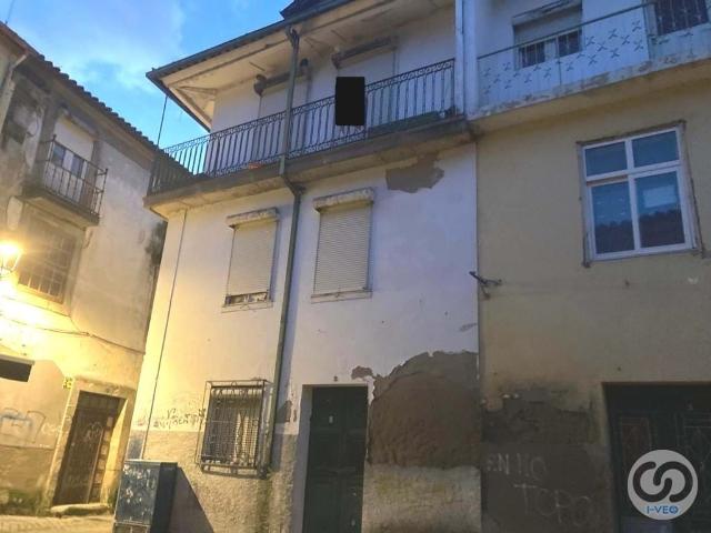 Prédio a reconstruir na zona historia de Chaves