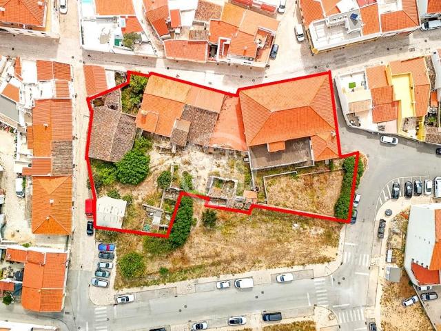 Prédio Histórico para Reabilitação no Centro de Pêra com Ele. 1000m² Alcantarilha e Pêra