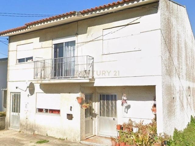 Prédio bi familiar grande potencial de rentabilização em Bustos