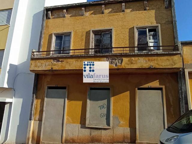 Prédio de 2 pisos com 168m2 ABC e quintal