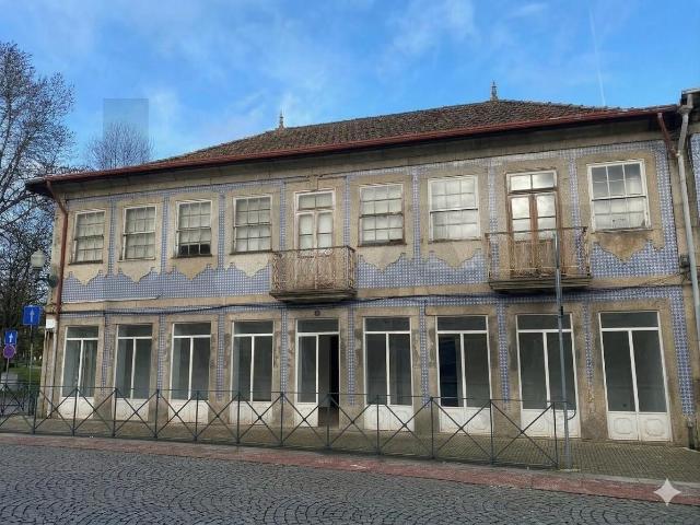 Prédio, de Gaveto, composto por Loja 2 apartamentos com 396,45 m2