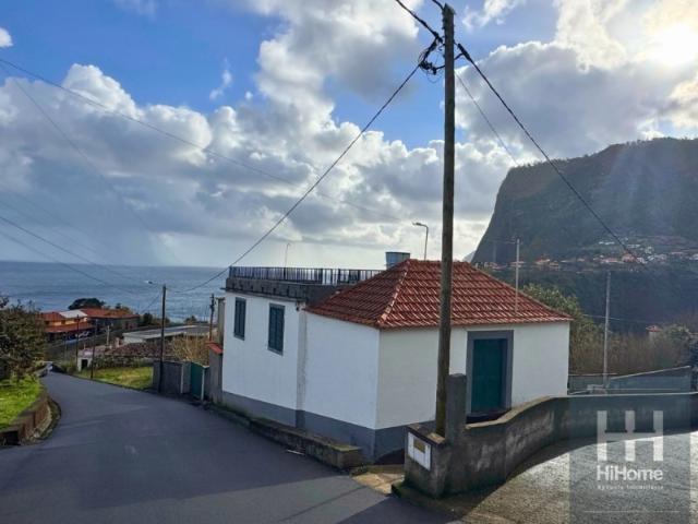 Prédio misto com moradia unifamiliar e terreno no Faial Santana
