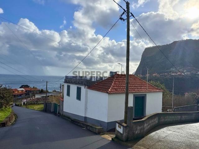 Prédio misto com moradia unifamiliar e terreno no Faial Santana