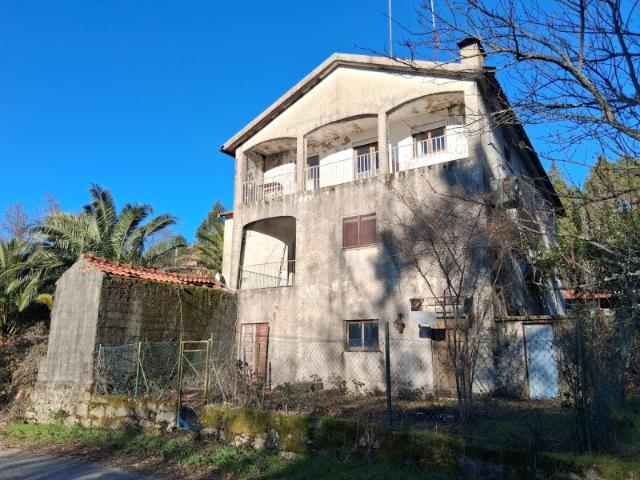 Prédio Misto Habitação e Comércio em Arca e Varzielas, Oliveira de Frades