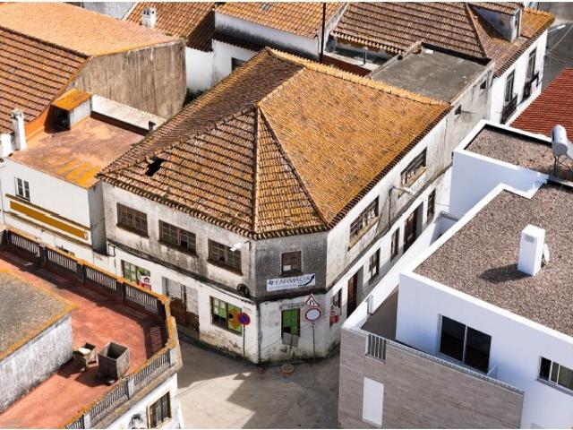 Prédio no centro de São Teotónio com projeto para 3 fogos