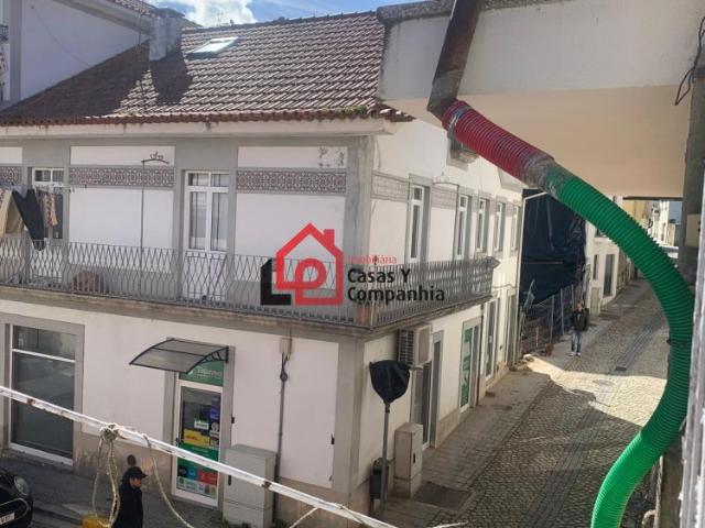 Prédio no centro de Tabuaço exelente oportunidade de investimento numa localização priviligiada!