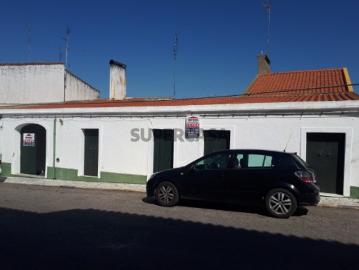 Prédio numa das ruas principais da simpática Aldeia de S. Romão, concelho de Vila Viçosa