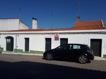 Prédio numa das ruas principais da simpática Aldeia de S. Romão, concelho de Vila Viçosa