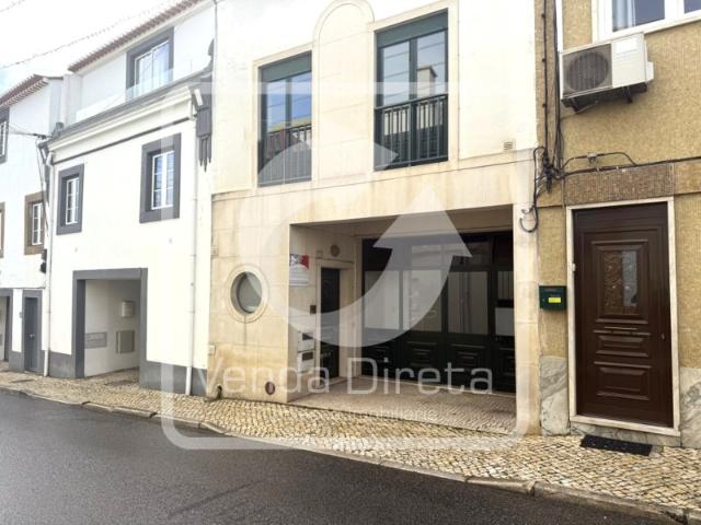 Prédio para Habitação e Comércio no Centro de Arruda dos Vinhos