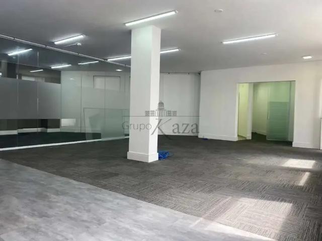 Prédio para Locação em São Paulo/SP República 3 Quartos