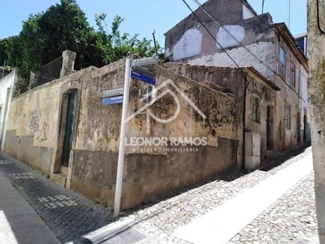 Prédio para Reabilitação Total com 4 Unidades e Espaço Exterior