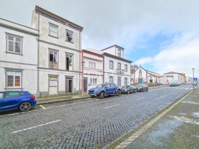Prédio para reforma com projeto de 4 estúdios em Vila do Porto