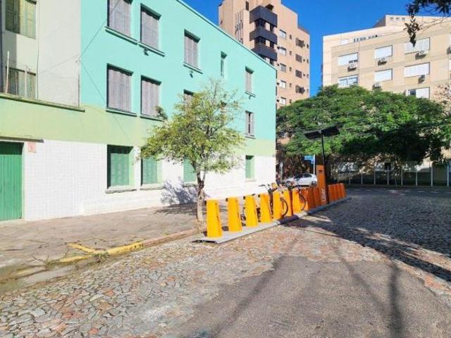 PREDIO RESIDENCIAL NA DR. BARROS CASSAL DE ESQUINA, COM TRÊS APARTAMENTOS, SENDO UM POR ANDAR