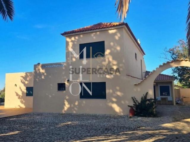 Prédio total com 6 divisões e piscina exterior Guia / Albufeira