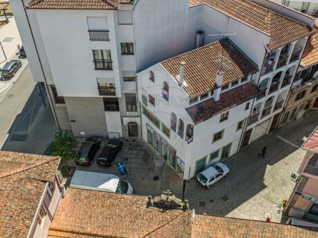 Prédio totalmente reconstruído, constituído por R/C destinad. 0m² Vale De Anta